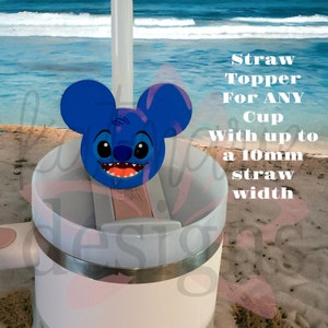 K&ouml;nnte beinhalten: Blauer und wei&szlig;er Cartoon-Strohhalm-Topper f&uuml;r Tassen. Der Topper ist in Form einer Maus mit gro&szlig;en Ohren und einem l&auml;chelnden Gesicht. Der Text auf dem Bild lautet "Straw Topper For ANY Cup with up to a 10mm straw width".