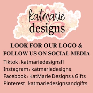 K&ouml;nnte beinhalten: Ein rosa-wei&szlig;es Aquarelldesign mit dem Text "katmarie designs" in Schwarz. Der Text unter dem Design lautet "LOOK FOR OUR LOGO & FOLLOW US ON SOCIAL MEDIA", gefolgt von Social-Media-Handles f&uuml;r TikTok, Instagram, Facebook und Pinterest.