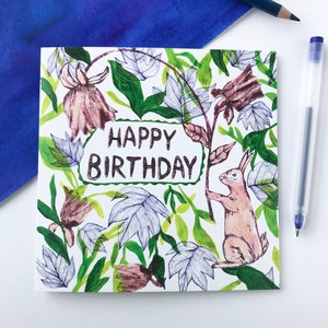 Carte de joyeux anniversaire - Lapin et plantes, carte florale, carte d'anniversaire de mai, carte de voeux nature, cartes illustrées faites main, oeuvre d'art de lapin