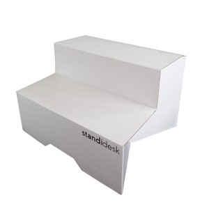 Active Stand Low Ein einfacher Stehpultkonverter Verwandeln Sie Ihren Schreibtisch ganz einfach in ein Stehpult aus stabilem Karton. Bild 10