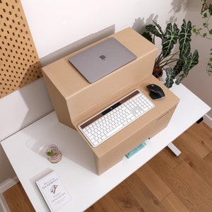 Active Stand Low Ein einfacher Stehpultkonverter Verwandeln Sie Ihren Schreibtisch ganz einfach in ein Stehpult aus stabilem Karton. Bild 3