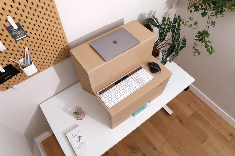 Active Stand Low Ein einfacher Stehpultkonverter Verwandeln Sie Ihren Schreibtisch ganz einfach in ein Stehpult aus stabilem Karton. Bild 3
