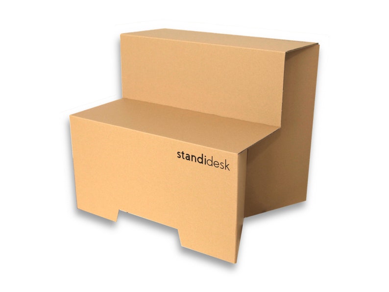 Active Stand Low Ein einfacher Stehpultkonverter Verwandeln Sie Ihren Schreibtisch ganz einfach in ein Stehpult aus stabilem Karton. Bild 4