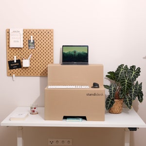 Active Stand A Simple Standing Desk Converter Convert Your Desk Into A Standing Desk Easily Made of sturdy cardboard EU zdjęcie 9