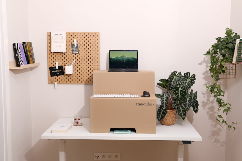 Active Stand A Simple Standing Desk Converter Convert Your Desk Into A Standing Desk Easily Made of sturdy cardboard EU zdjęcie 9