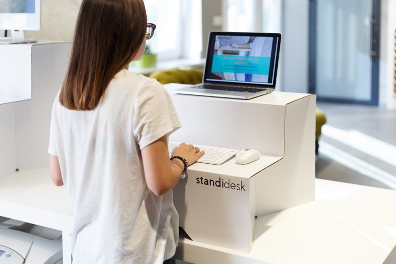 Active Stand: un sencillo convertidor de escritorio de pie: convierta su escritorio en un escritorio de pie fácilmente hecho de cartón resistente UE imagen 4
