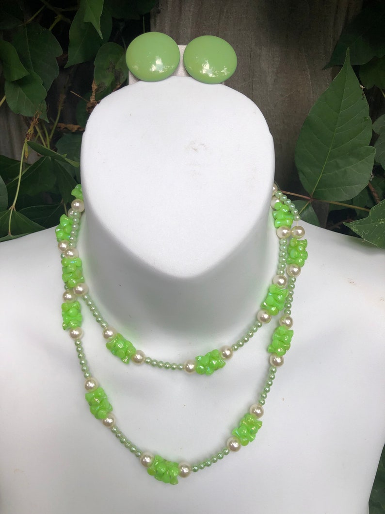 Vintage 60\u2019s 70\u2019s green and white faux pearl necklace and earrings set