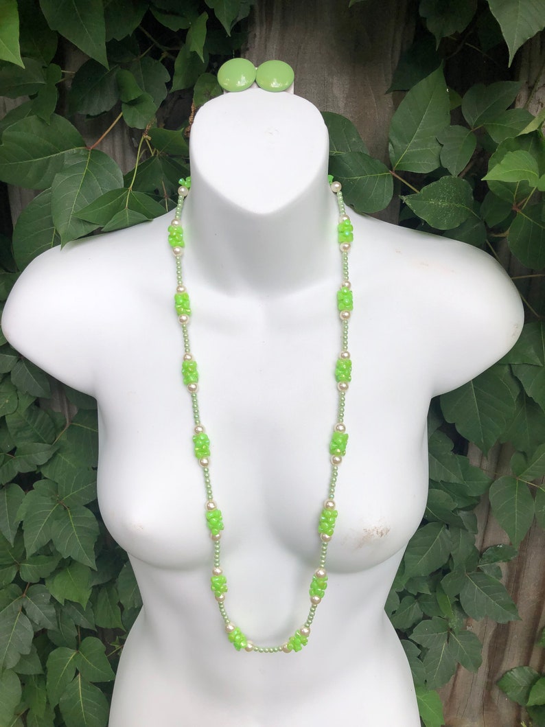 Vintage 60\u2019s 70\u2019s green and white faux pearl necklace and earrings set