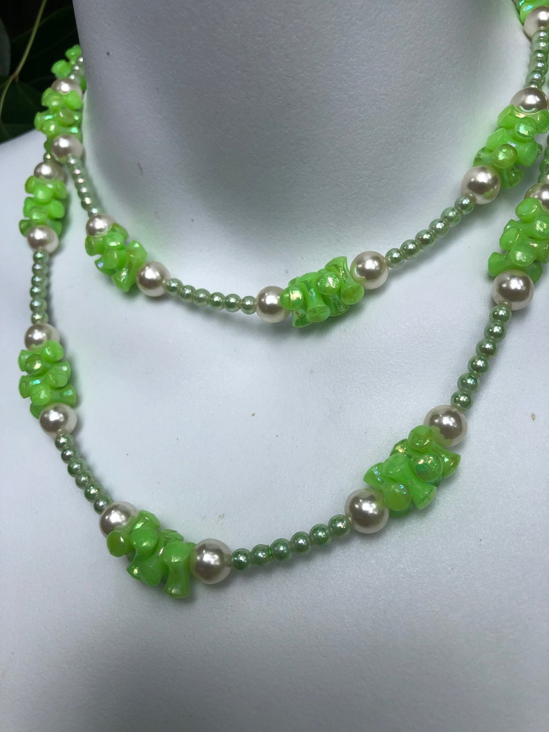 Vintage 60\u2019s 70\u2019s green and white faux pearl necklace and earrings set