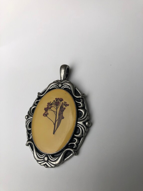 Vintage 1980’s dried florals silver-tone pendant