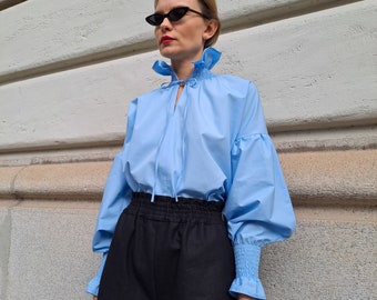 Retro style shirt. Poplin shirt with puff sleeves and high collar/Camicia stile retrò. Camicia in popeline.