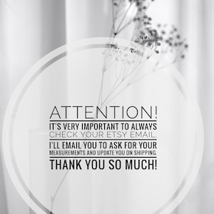 K&ouml;nnte beinhalten: Schwarz-Wei&szlig;-Bild mit Text: "ATTENTION! IT'S VERY IMPORTANT TO ALWAYS CHECK YOUR ETSY EMAIL. I'LL EMAIL YOU TO ASK FOR YOUR MEASUREMENTS AND UPDATE YOU ON SHIPPING. THANK YOU SO MUCH!" Eine Vase mit einer Pflanze ist im Bild.