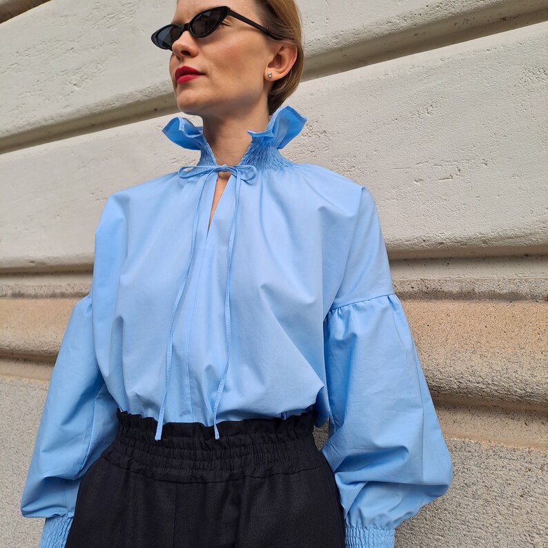 Retro style shirt. Poplin shirt with puff sleeves and high collar/Camicia stile retrò. Camicia in popeline. immagine 3