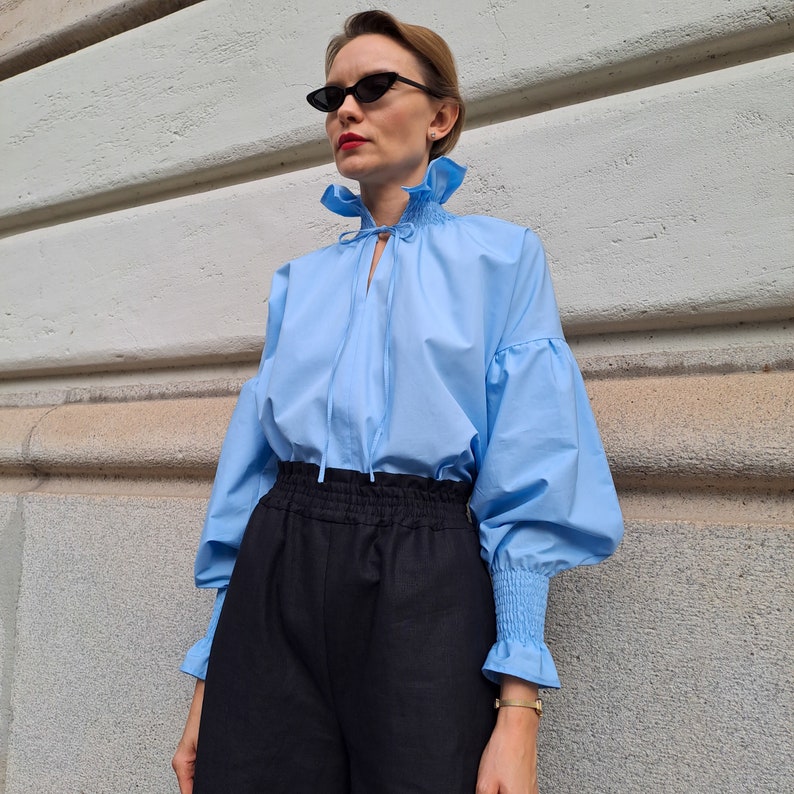 Retro style shirt. Poplin shirt with puff sleeves and high collar/Camicia stile retrò. Camicia in popeline. immagine 1