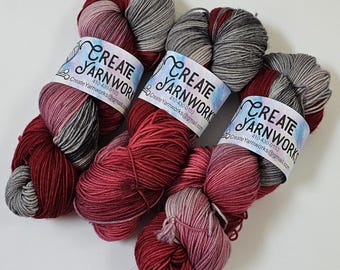 Hilo de grosor fingering en mezcla de merino y nailon superlavado (85/15) color pizarra carmesí