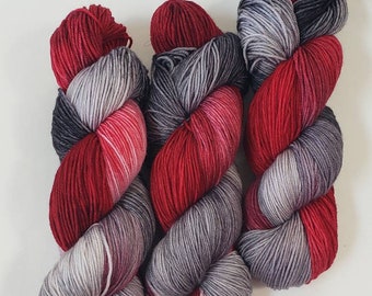 Hilo de grosor fingering Crimson Slate en mezcla de merino y nailon superlavado (85/15)