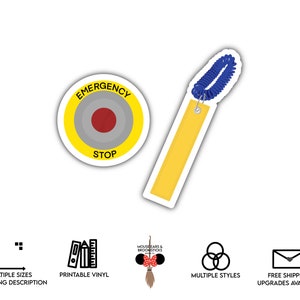 Puede incluir: Una pegatina redonda amarilla y roja con las palabras "Emergency Stop" y un portagajes retráctil azul con una etiqueta amarilla.