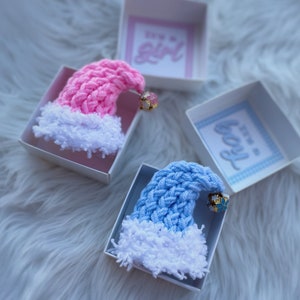 Gender Reveal Box, Tiny Knit Hats, Gender Reveal Ideas, Party Favors, Baby Shower Decor, Its a Girl, Its a Boy, Reveal Gift Idea