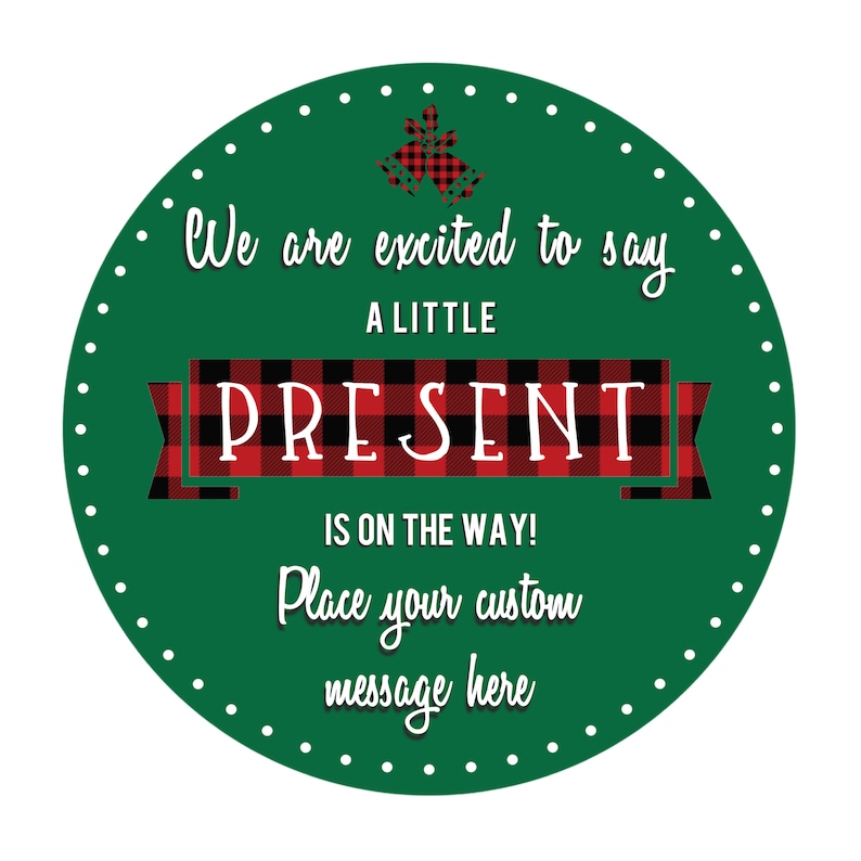 Pu&ograve; includere: Un cerchio verde con punti bianchi attorno al bordo. Il testo "We are excited to say A LITTLE PRESENT IS ON THE WAY!" &egrave; scritto in bianco. Un nastro a quadri rossi e neri con un fiocco bianco &egrave; sopra il testo "PRESENT".