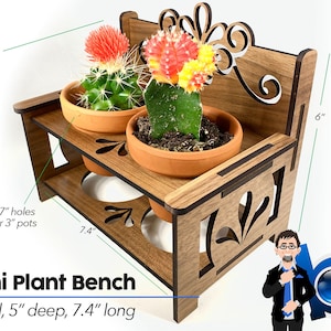 Pode incluir: Um mini banco de madeira para plantas com duas prateleiras e recortes decorativos. O banco mede 15,24 cm de altura, 12,7 cm de profundidade e 18,8 cm de comprimento. Tem dois furos de 6,86 cm para vasos de 7,62 cm. O banco é tingido de uma cor marrom escura e tem uma veia de madeira natural.