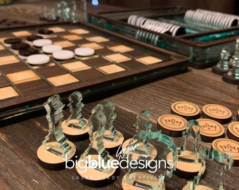 Könnte beinhalten: Ein Holzspielbrett mit einem Schachbrettmuster und transparenten Acryl-Spielfiguren. Das Brett hat einen braunen Holzrahmen und die Figuren sind in Form von Kronen und Schachfiguren. Das Brett steht auf einem Holztisch.
