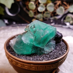 132 g Cerro de Pasco Grüner Fluorit-Cluster mit Bournonit und Pyrit aus Peru für Altardekoration / Meditation / Sammlung / Energiearbeit
