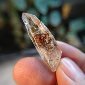 8.96g &quot;Firefly&quot; Petroleum Quartz Point from Madirobe, Madagascar for Crystal Healing / Meditation / Collection / Fenster/Window