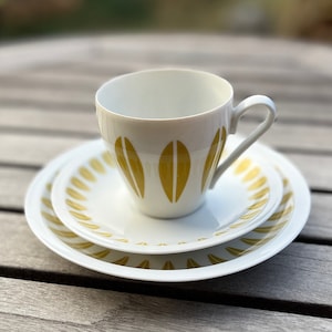 Lotus Coffee trio (Tazza, piattino e piatto per torte) di LYNGBY PORCELAIN / Lotus Cathrineholm / Danild / Grete Prytz Kittelsen / Mid-century modern