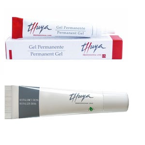 Op de afbeelding: Twee tubes permanente gel uit de professionele lijn en een tube neutraliserende crème. De geltubes zijn wit met rode doppen en de merknaam "Thuya" in een gestileerd schrift. De doos heeft ook de merknaam en productinformatie.