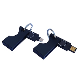 Könnte beinhalten: Zwei schwarze USB-Sticks mit Schlüsselanhängern. Jeder Stick hat einen kleinen, runden Fingerabdrucksensor an der Seite. Ein Stick hat einen USB-C-Anschluss, der andere einen Standard-USB-Anschluss.