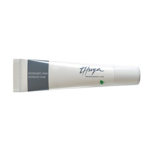 Peut inclure: Un tube blanc de crème neutralisante Thuya Professional Line. Le tube comporte une section grise avec du texte en espagnol et en anglais. Le logo Thuya et une feuille verte sont imprimés sur le tube.