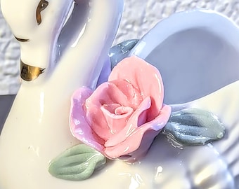 GREAT GIFT! Porcelain SWaN trinket dish in original BoX bud vase ring holder with applied pink roses