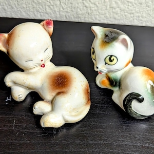 SALE! Two ceramic miniature cat figurines Japan mid-century kitschy kitten kitty