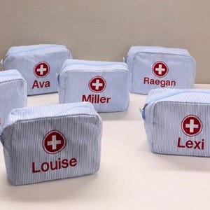 Personalisierte Erste-Hilfe-Tasche aus Seersucker: Reisetasche mit Monogramm