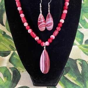 Red Agate Pendant Necklace & Earring Set: Red Jade Beaded Jewelry