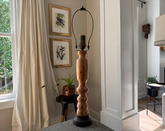 Traditionelle Amerikanische Tischlampe - Massivholz mit Walnussfuß - Vorverkabelt mit Harfe 57 x 10 cm