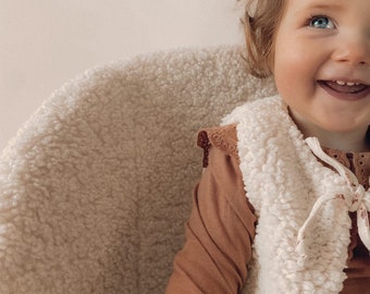 Gilet de berger sans manche - veste sans manche en fourrure bébé -effet mouton gilet beige fermeture petit noeud fille