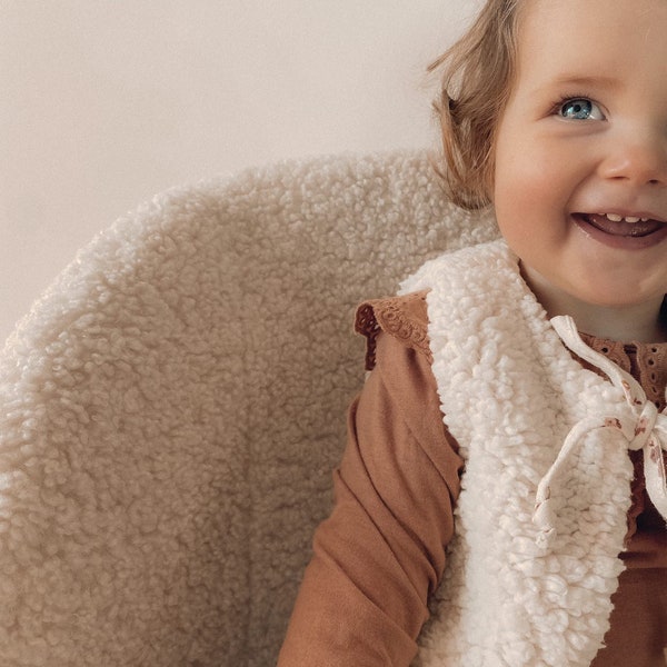 Gilet de berger sans manche - veste sans manche en fourrure bébé -effet mouton gilet beige fermeture petit noeud fille