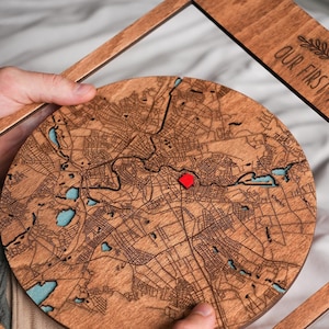 Neues Zuhause Geschenk, lasergravierte Murholz gerahmte Holzkarte, unsere erste Hauskarte, personalisierte Geschenke für Paare, Bauernhaus Wanddekor