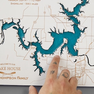 Regali per lui Lake House, mappa del lago incisa al laser, arte murale in resina epossidica di legno, mappa di viaggio per coppie, decorazioni per la casa Lake Art, regalo di inaugurazione della casa