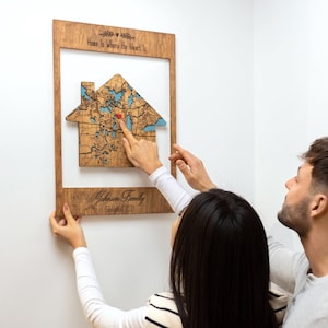 Personalisierte gerahmte Holzkarte Wandkunst, neues Zuhause Geschenk, unsere erste Hauskarte, Verlobungsgeschenke für Freunde, Wohnung Regal Dekor, Geschenk Paare