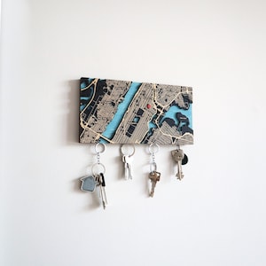 Schlüsselhalter für die Wand, benutzerdefinierte Stadt Holz Karte Wandkunst, magnetische Schlüssel Organisator Geschenk neues Zuhause, Schlüsselbrett Wohnung Dekor, Eingangsbereich Organisation