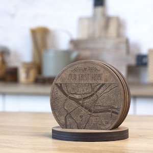 Personalisierte hölzerne Untersetzer, erste Home Map Untersetzer, Laser gravierte benutzerdefinierte Holz Untersetzer Set, Weihnachtsuntersetzer Geschenk für Paare