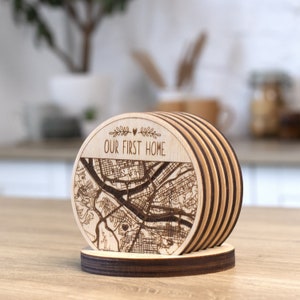 Ensemble de sous-bocks en bois personnalisés pour la première fois à la maison, sous-bocks carte en bois aux coordonnées personnalisées, cadeau de pendaison de crémaillère pour couple, sous-bocks de Noël personnalisés