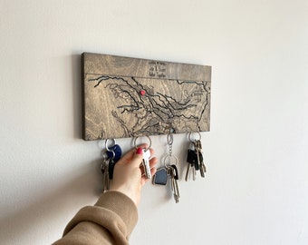 Personalisierte Karte Standort Schlüsselhalter für Wand, Mur Wood Home Custom Magnetic Key Organizer, Housewarming Geschenke, Makler Abschluss Geschenk