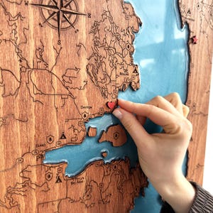 Mappa in resina con puntine da disegno per qualsiasi lago, fiume o località costiera, regalo per coppie, decorazione da parete in legno per case/baite sul lago, regalo per la ristrutturazione della casa