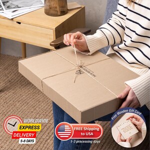 Gift packaging image showing the boxed custom map key holder ready for shipping, with express delivery and free wooden gift card details. It presents the entryway organizer as a thoughtful personalized gift for a home.