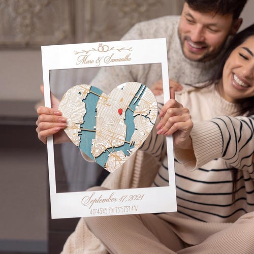 Verlobung Karte Rahmen, Hochzeitsgeschenk für Paar, Personalisierte Hölzerne Herzkarte, Jubiläum Wandkunst