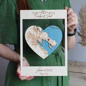 Personalisierte Hochzeitskarte für Paare, Karte mit Holzrahmen, Landkarte mit Holzrahmen, Landkarte mit Koordinaten, Verlobung/Brautparty Geschenk