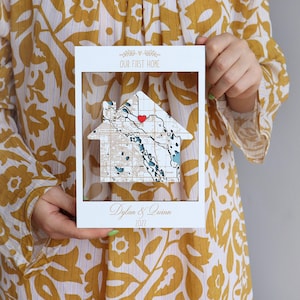 Regali di inaugurazione della casa, mappa da parete in legno a forma di casa con coordinate personalizzate, mappa della città personalizzata, la nostra prima casa/regalo "Home Sweet Home" per la coppia